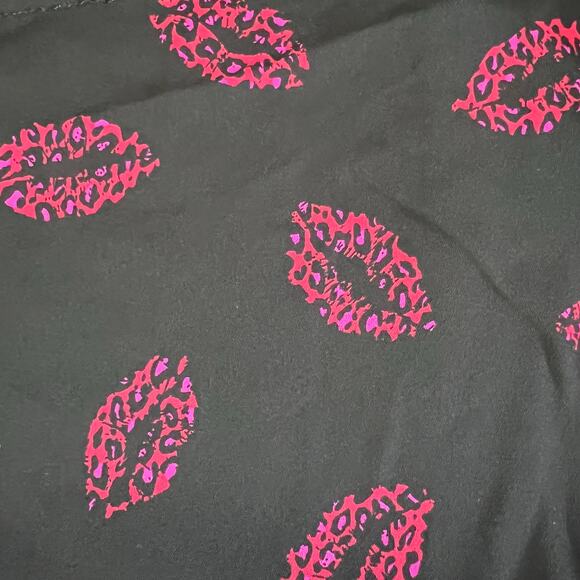 Torrid Womens Blouse Top Shirt Pullover Tie Collar Lip Print Black Pink Size 1 - Picture 8 of 12
